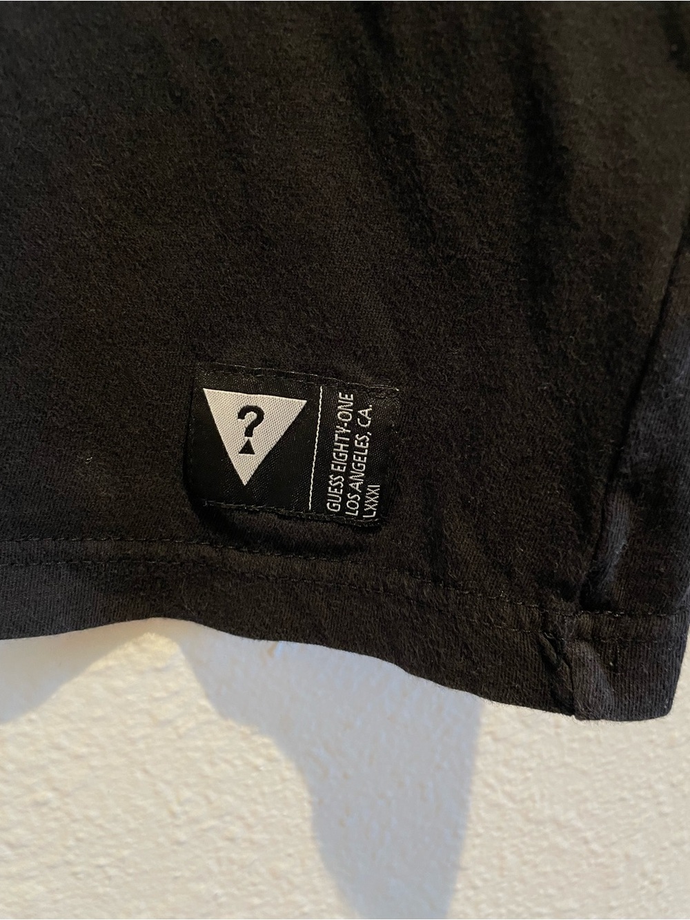 GUESS Los Angeles Mens Small T Shirt Black White Outline Graphic Logo Tee - Picture 5 of 7